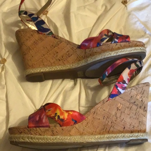 Beautiful Guess wedge ankle strap sandles - Picture 2 of 7